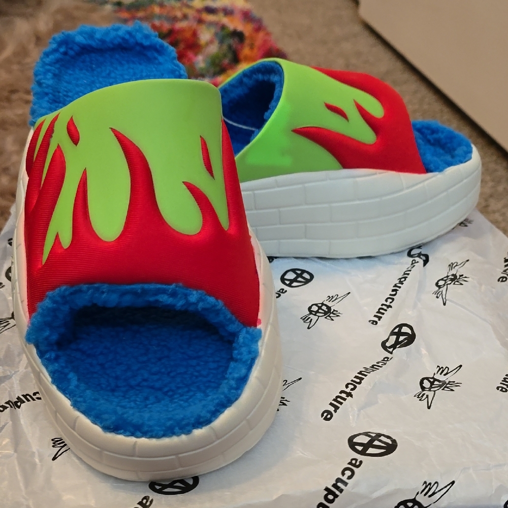 ACUPUNCTURE SLIDES NWOT SIZE 39/US SIZE 6.5